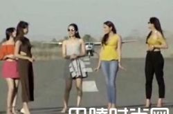女模在跑道拍片 与飞机零距离接触被吓傻