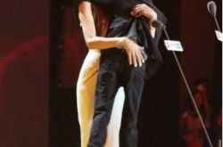 林志玲抱起郭敬明转圈圈 离地熊抱摸臀这画面太喜感