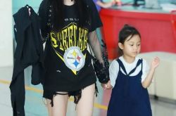 超可爱！甜馨墨镜遮面走路似小大人 李小璐全程守护变女儿奴