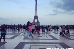 张馨予在巴黎街头卖画为生 网友戏称：混不下去就回来