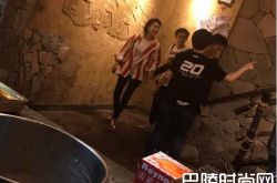 李晨范冰冰穿情侣装吃烧烤，一路手拉手恩爱甜蜜撒狗粮