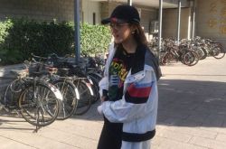 网友偶遇关晓彤 和室友有说有笑现逆天大长腿