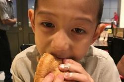 胡静晒儿子新发型 牛魔王剪超短板寸头完全能hold住