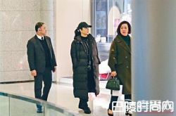 林青霞现身购物中心与好姐妹逛街 保镖护送气场大