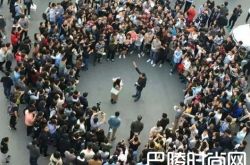 写1800首诗求婚成功了吗？写诗求婚女主感动落泪