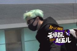 薛之谦现身机场 赶飞机发型造型略显邋遢