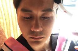 李晨被学士帽砸伤 范冰冰心疼撒狗粮