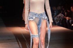 时尚品牌Fashion Nova推出三角洲牛仔裤 丁字牛仔裤你见过吗？