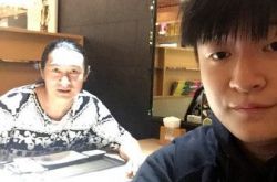 黄安儿子入兵役 爸爸送行哭脸