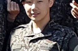 金圣圭入伍7天迷彩军装照曝光