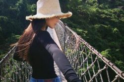 张馨予新恋情疑似曝光 大秀身材幸福牵手