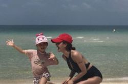 蔡依林罕见泳装照曝光 关爱家人海边散心