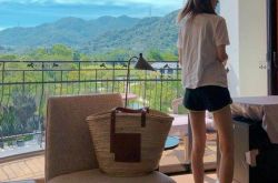 范玮琪瘦的只剩肋骨 带全家出游粉丝心疼