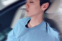 鹿晗搭高铁下车忘了外套 车上补觉让粉丝心疼