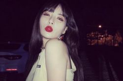 泫雅唱太HIGH秀腹肌 火辣身材只穿bar