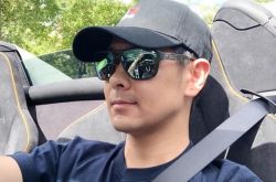 林志颖开敞篷超跑载Kimi出门买奶 跑车迷收藏多辆名贵跑车