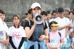 白家绮事件做公益 带女儿40度万里净滩