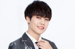 香蕉娱乐招练习生王思聪坐台下举牌