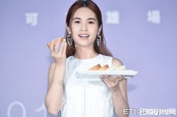 杨丞琳演唱会后台抽筋 踩着按摩球完成演唱