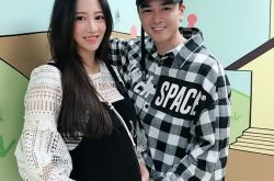 胡睿儿现身医院 老婆林采缇脸色苍白