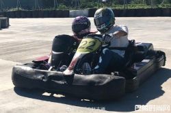 8岁Kimi开卡丁车架势帅炸 遗传林志颖神基因