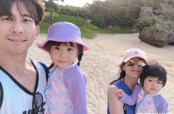 贾静雯一家冲绳旅游 2岁咘咘抽高Bo妞会走了