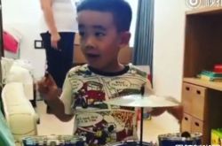 Jasper打爵士鼓边吼唱超帅气 小提琴也拉的贼溜