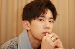 易烊千玺出道后最短发型曝光 易烊千玺寸头超MAN超帅气