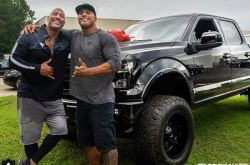 巨石强森16年替身摔断骨头和韧带 强森直接送车