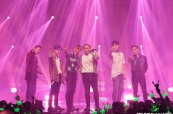 B.A.P最后合体演唱会 稀有曲目献歌迷泪崩