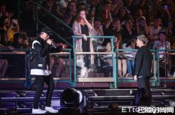 頑童MJ116瘦子演唱会上向女友求婚