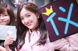 吴宣仪退团后首露面 零伪装逛街露美腿