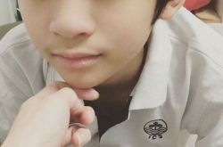 张柏芝大儿子Lucas升初中啦 学校制服很帅气
