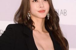 九头身女星韩艺瑟耍性感 10cm抹胸深V洋装