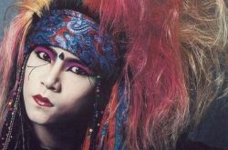 创造视觉系一词 hide纪录片揭露死因