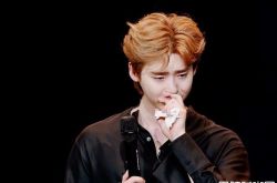 李钟硕明年入伍哭了 出道8年吐心声