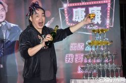 50岁康康再当爸 小18岁老婆怀第2胎