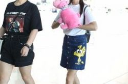 吴谨言机场亲民举动曝光 短裙白T根本女学生啊