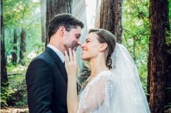 奥斯卡影后希拉里·斯万克结婚 男友800岁树下求婚