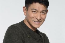 刘德华演唱会 粉丝排队购票遭砍