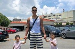 黑人带儿子飞飞翔翔吼 老婆范范要抓狂了