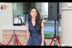 李宝英深V长礼服 最美孕妇走红毯