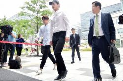 宋仲基师弟李瑞元出庭 拿刀胁迫强吻女人