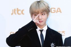 防弹V金泰亨爷爷过世后归队 防弹紧紧抱住他粉丝看哭