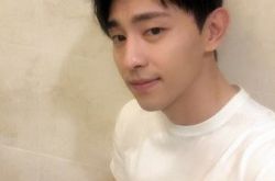 邓伦现身石家庄好友婚礼当伴郎 下半身穿蕾丝裙好妖