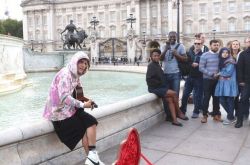 小贾斯汀街头自弹自唱示爱 路人超惊喜抢拍