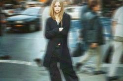 艾薇儿公开新歌 等了5年勇退莱姆病重生