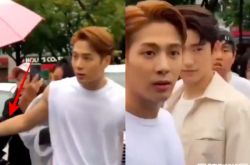 王嘉尔大力护粉丝 不可以推女生