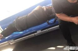 天津地铁座霸男是谁？乘客怒把他鞋踢下车