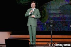 费玉清退出演艺圈 好听的歌无数含泪道别粉丝